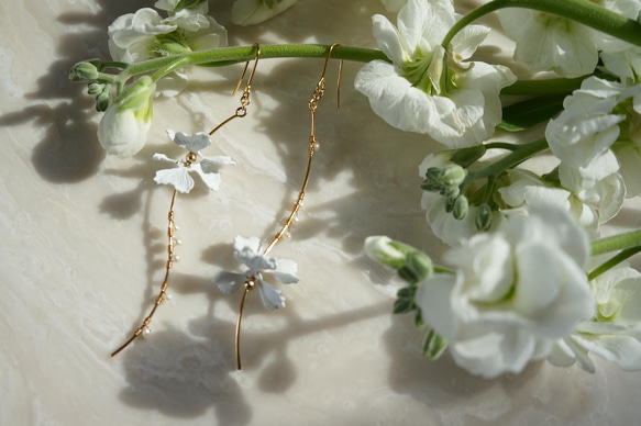 white flower & baroque pearl wave earrings 2枚目の画像