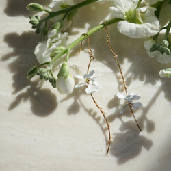 white flower & baroque pearl wave earrings 3枚目の画像