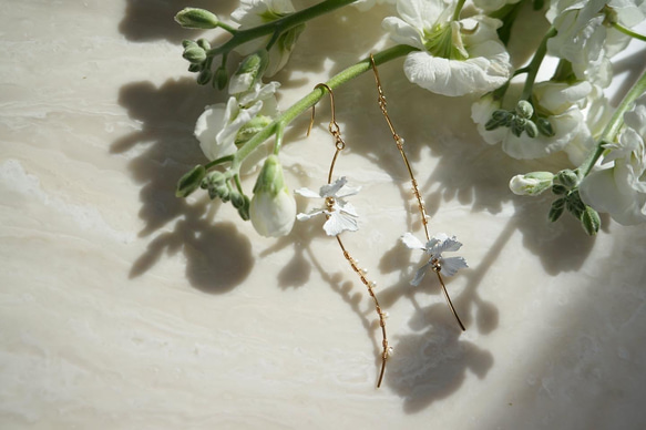 white flower & baroque pearl wave earrings 3枚目の画像