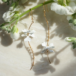 white flower & baroque pearl wave earrings 1枚目の画像