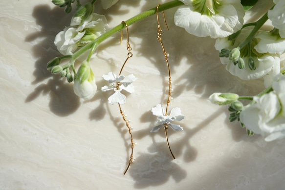 white flower & baroque pearl wave earrings 1枚目の画像