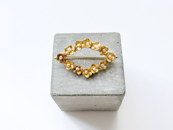 [Jolie] 黃銅小花與小淡水珍珠胸針/正式/母親節/禮物 第1張的照片