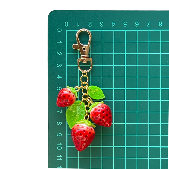 熟れたていちごキーホルダー《strawberry bag charm》《strawberry key ring》 4枚目の画像