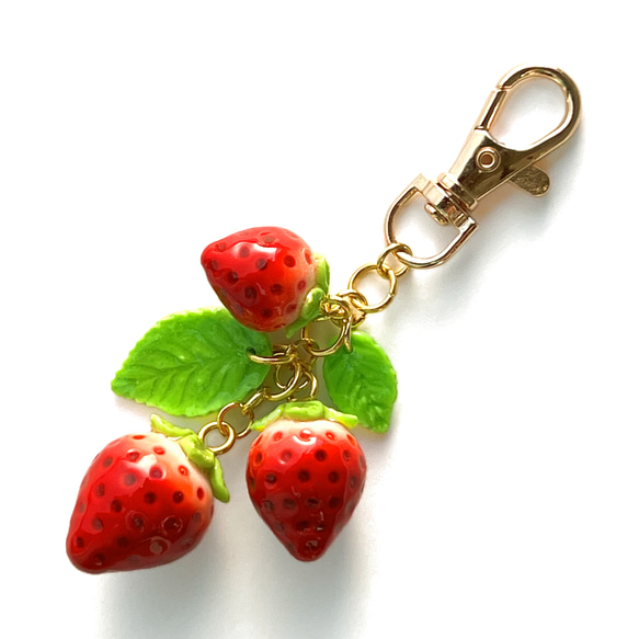 熟れたていちごキーホルダー《strawberry bag charm》《strawberry key ring》 1枚目の画像