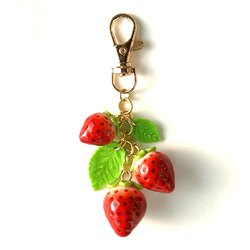 熟れたていちごキーホルダー《strawberry bag charm》《strawberry key ring》 2枚目の画像