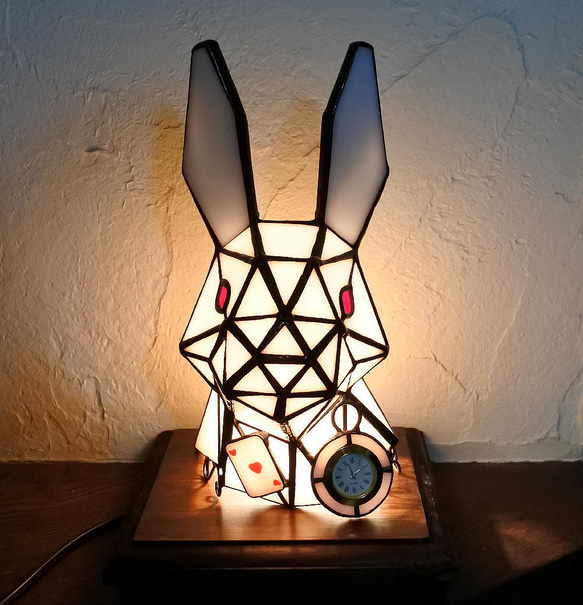 送料無料 白ウサギの時計 アリス ステンドグラス 照明 ライト うさぎ 1枚目の画像