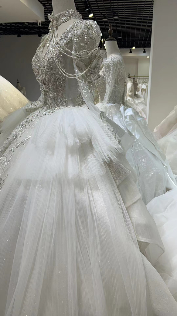 韓国風ビジューウエディングドレス　キラキラ　オフホワイト グリッターチュール 長袖　ロング丈　 3枚目の画像