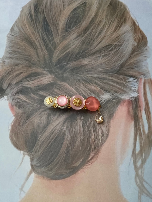 ボタン バレッタ ヘアアクセサリー ハンドメイド レジン ゴールド ガラス 4枚目の画像