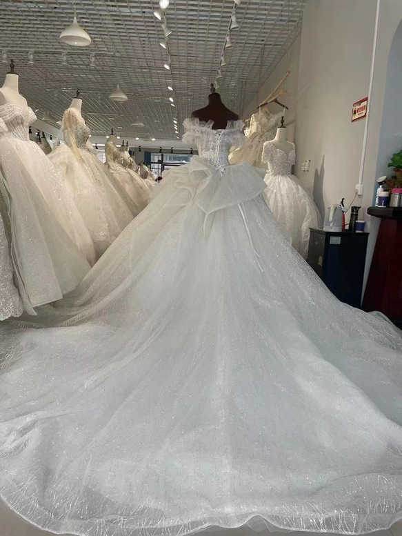 韓国風ビジューウエディングドレス　キラキラ　グリッターチュール　トレーン　オフホワイト 3枚目の画像