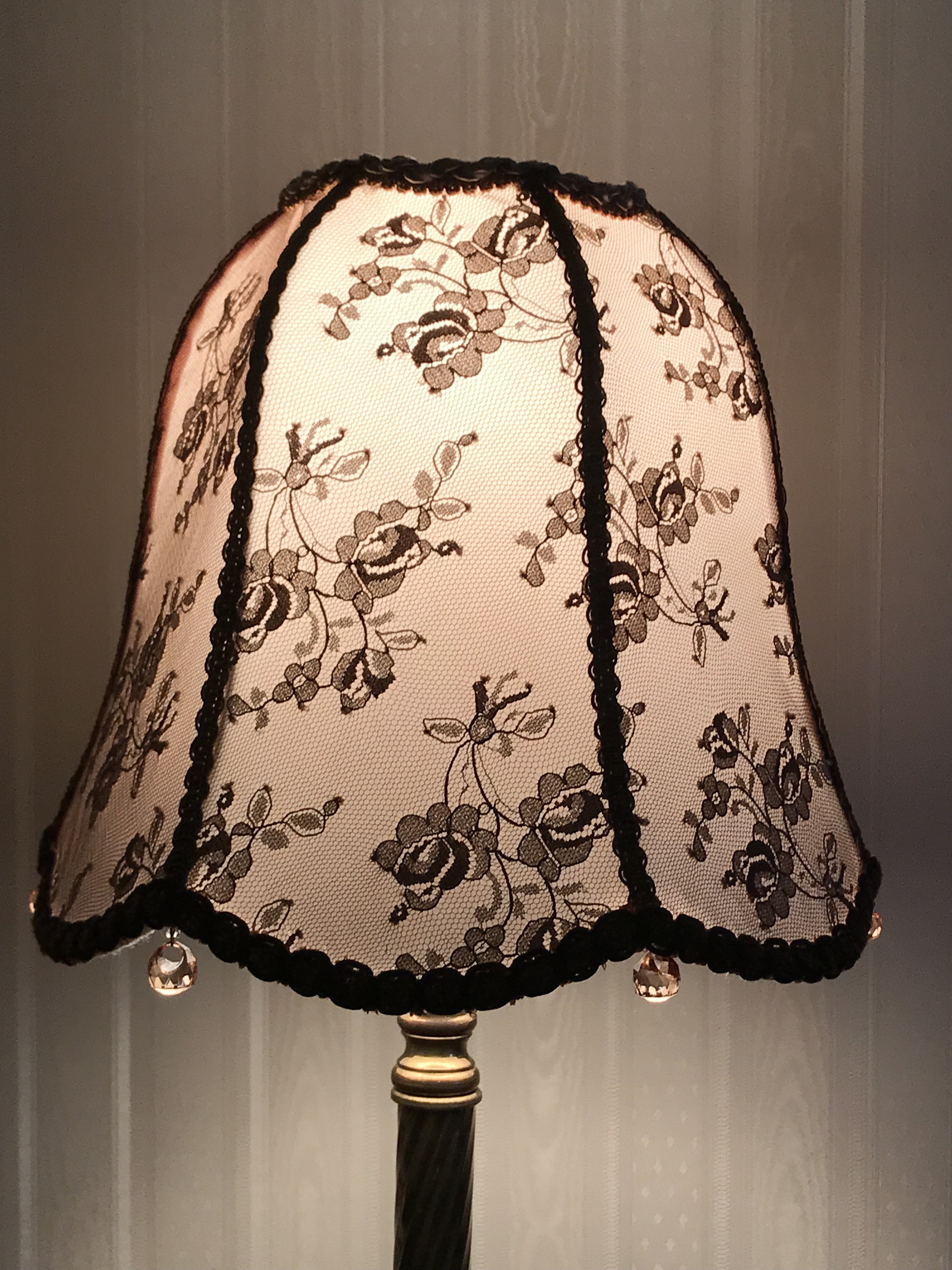 レースのチューリップ型明かり