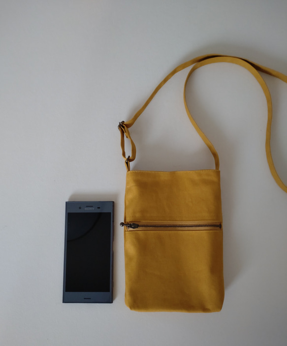 帆布のスマホショルダー　サコッシュ　/ マスタード 5枚目の画像