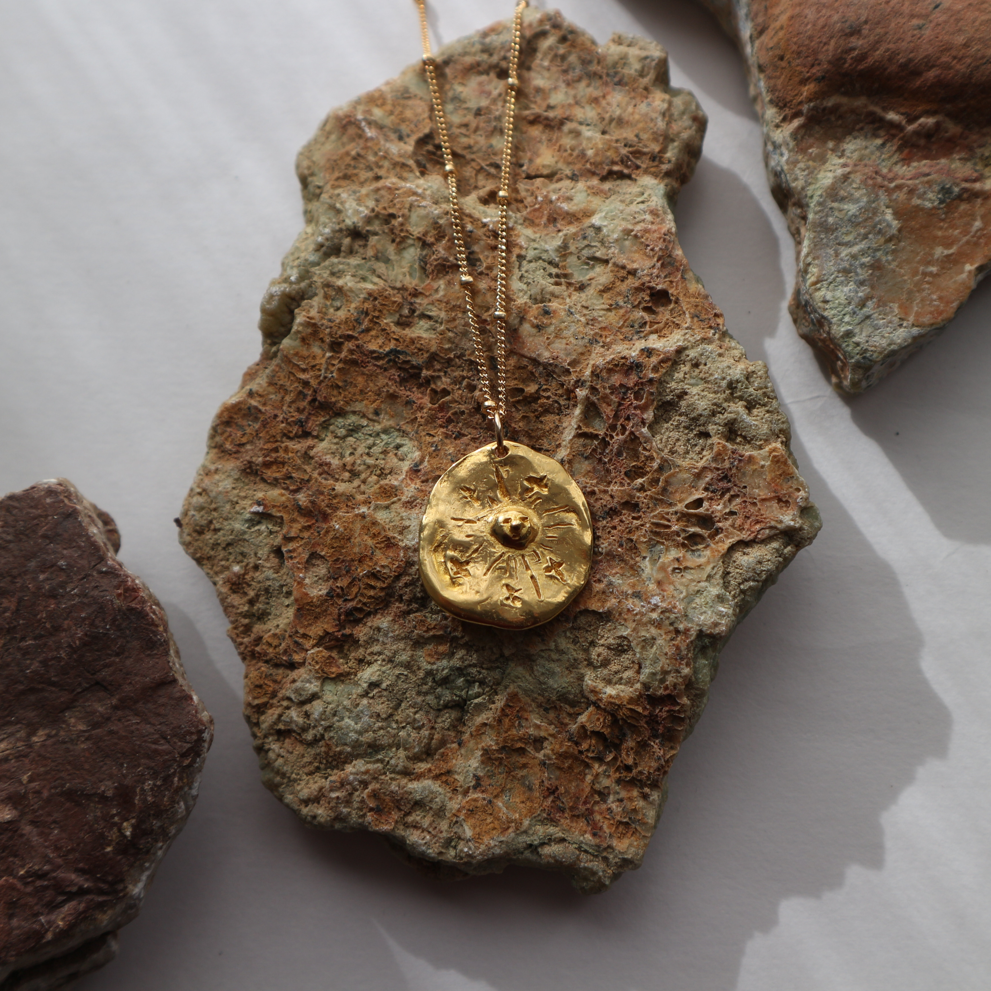 古代時計のネックレス