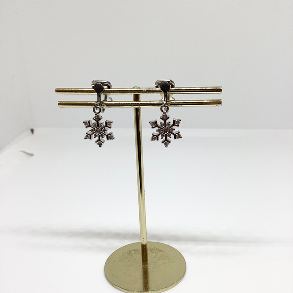 雪の結晶クリップ式イヤリング　サージカルステンレス　金属アレルギー対応　ジルコニアストーン 5枚目の画像