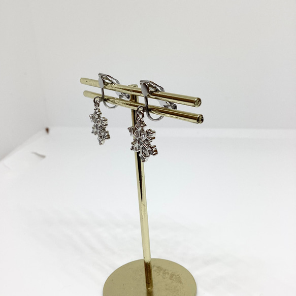 雪の結晶クリップ式イヤリング　サージカルステンレス　金属アレルギー対応　ジルコニアストーン 6枚目の画像