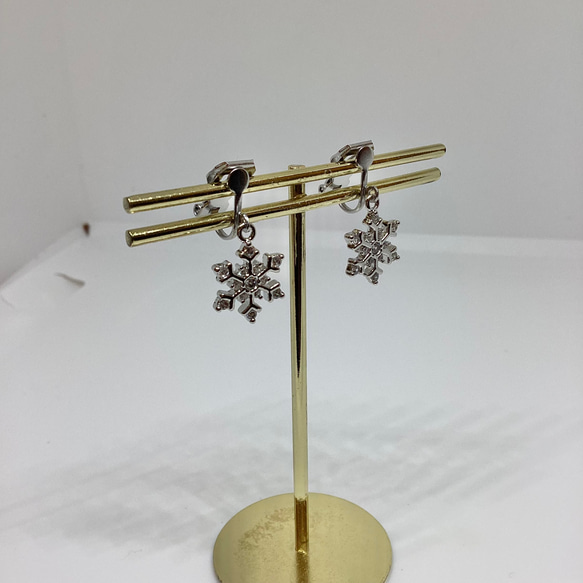 雪の結晶クリップ式イヤリング　サージカルステンレス　金属アレルギー対応　ジルコニアストーン 4枚目の画像