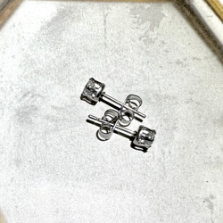 サージカルステンレス　宝石質　レインボームーンストーン　ピアス4mm シルバー 4枚目の画像