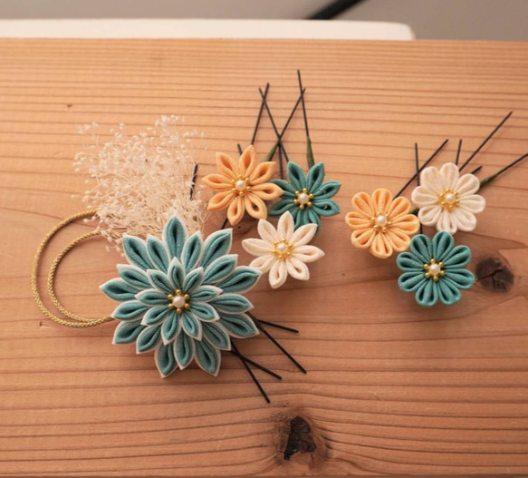 つまみ細工のお花髪飾り-青磁色 緑系 飾り紐&カスミ草つき Uぴん 