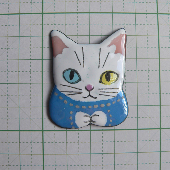 七宝焼・トルコ青のセーターを着た白猫（オッドアイ） 3枚目の画像