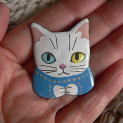 七宝焼・トルコ青のセーターを着た白猫（オッドアイ） 5枚目の画像