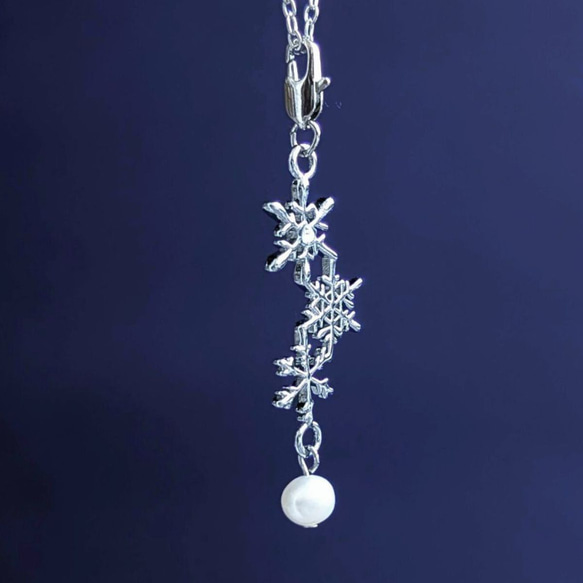 【3色】雪染めの空　本物の雪の結晶ネックレス・キーホルダー　淡水パール　BLUE　クリスタルガラス 6枚目の画像