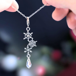 【3色】雪染めの空　本物の雪の結晶ネックレス・キーホルダー　淡水パール　BLUE　クリスタルガラス 1枚目の画像