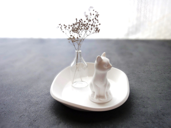 白猫のアロマストーン ■ 骨董ガラス専門店の看板猫  ■ お好きな花器を選んで注文できる 9枚目の画像
