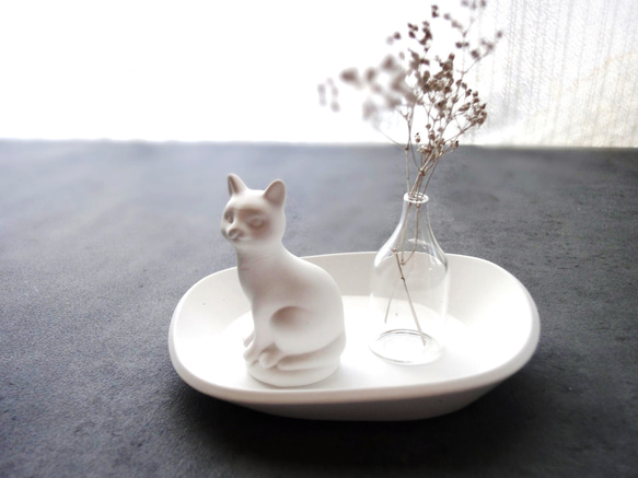 白猫のアロマストーン ■ 骨董ガラス専門店の看板猫  ■ お好きな花器を選んで注文できる 8枚目の画像