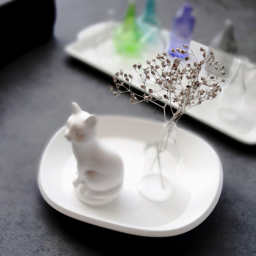 白猫のアロマストーン □ 骨董ガラス専門店の看板猫 □ お好きな花器を