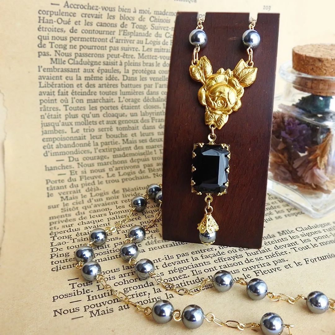 ブラックパールとブラックスクエアガラスのY字ロングネックレス