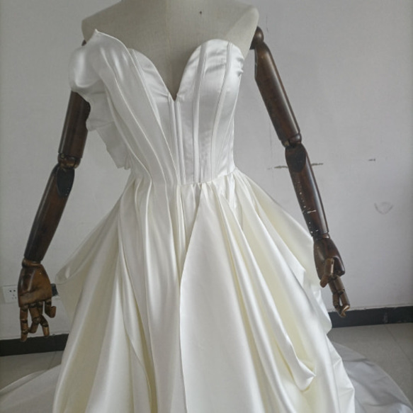 送料無料！ 憧れのドレス Vネック  ウエディングドレス 華やかなトレーン 結婚式 花嫁 4枚目の画像