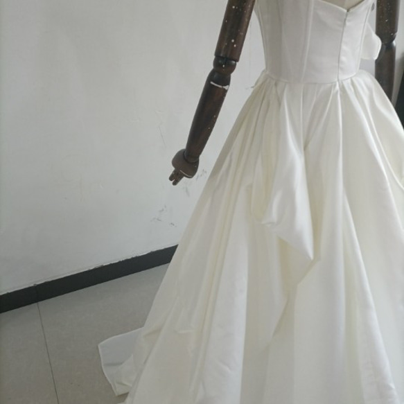 送料無料！ 憧れのドレス Vネック  ウエディングドレス 華やかなトレーン 結婚式 花嫁 10枚目の画像