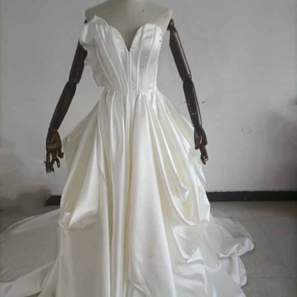 送料無料！ 憧れのドレス Vネック  ウエディングドレス 華やかなトレーン 結婚式 花嫁 1枚目の画像