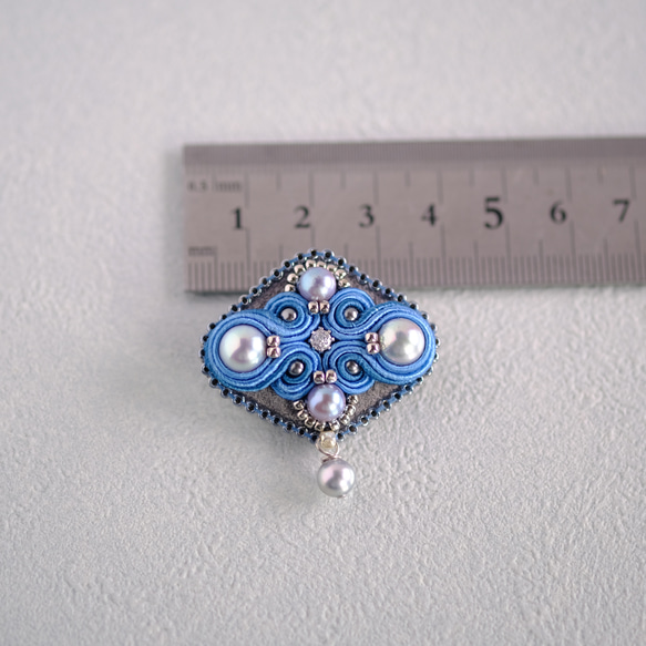 アコヤ真珠と藍染とソウタシエの小さいブローチ＜藍色＞/ソウタシエ/soutache 5枚目の画像