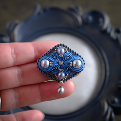 アコヤ真珠と藍染とソウタシエの小さいブローチ＜藍色＞/ソウタシエ/soutache 1枚目の画像