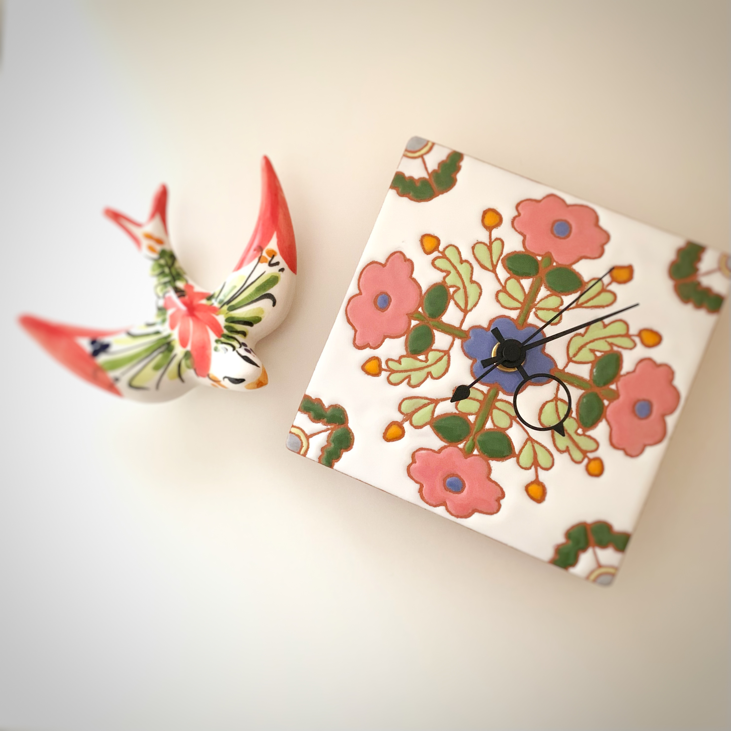 花模様のタイル時計