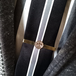 真鍮ブラス製　フレア,ユリエンブレムタイピン・タイバー　ネクタイやマネークリップ、ポケットの飾りに 1枚目の画像