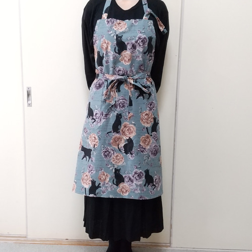 黒猫と薔薇（セージグリーン） 大人用エプロン エプロン taraleshko
