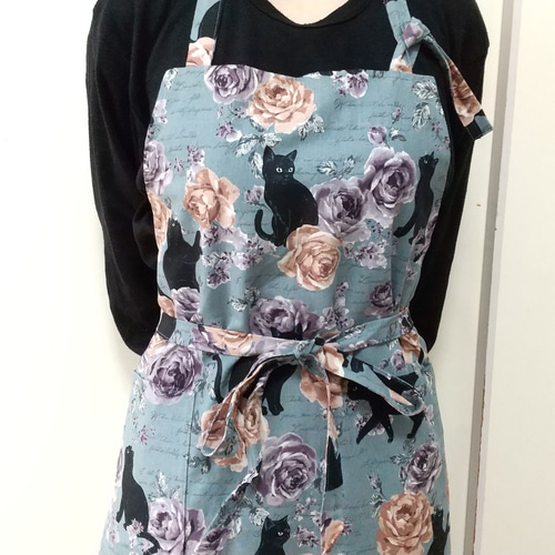 黒猫と薔薇（セージグリーン） 大人用エプロン エプロン taraleshko