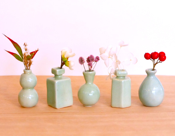 【小さな 花瓶 澄空色 単品】 陶器 小さい ミニチュア 高さ5㎝ 一輪挿し 花飾り 贈り物 ドライフラワー 1枚目の画像