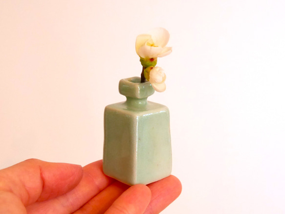 【小さな 花瓶 澄空色 単品】 陶器 小さい ミニチュア 高さ5㎝ 一輪挿し 花飾り 贈り物 ドライフラワー 5枚目の画像