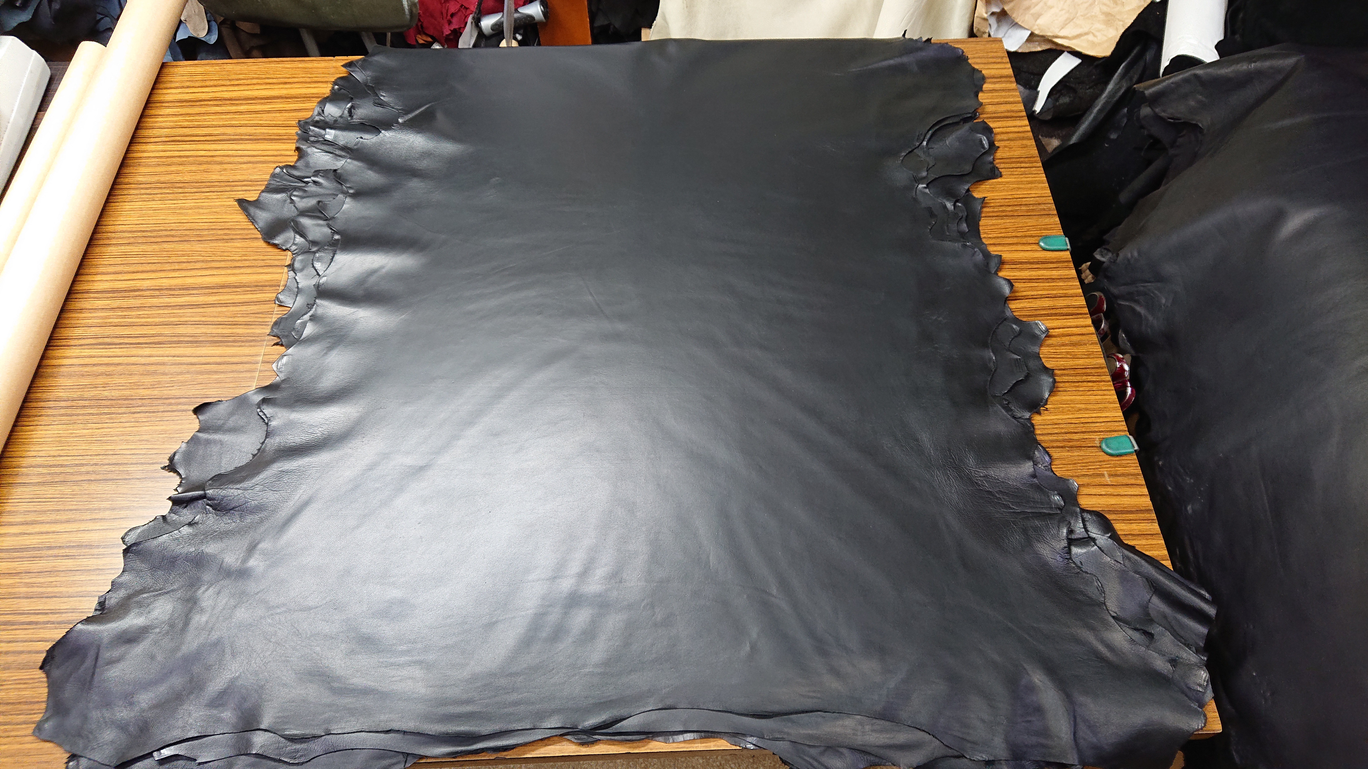 ラム革 黒 1枚】傷アリ規格外品 厚み0.5mm本革リアルレザー生地