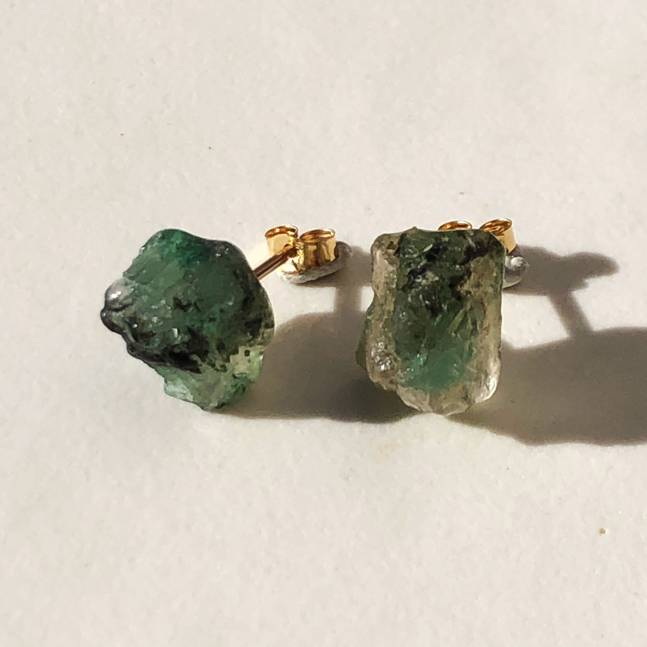 【一点もの】 エメラルド 14kgfピアス 原石 鉱物 天然石 ハンドメイド アクセサリー (No.2544)