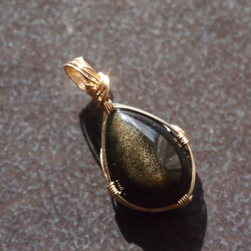 ゴールデンオブシディアンのペアシェイプカボションの女神巻き  