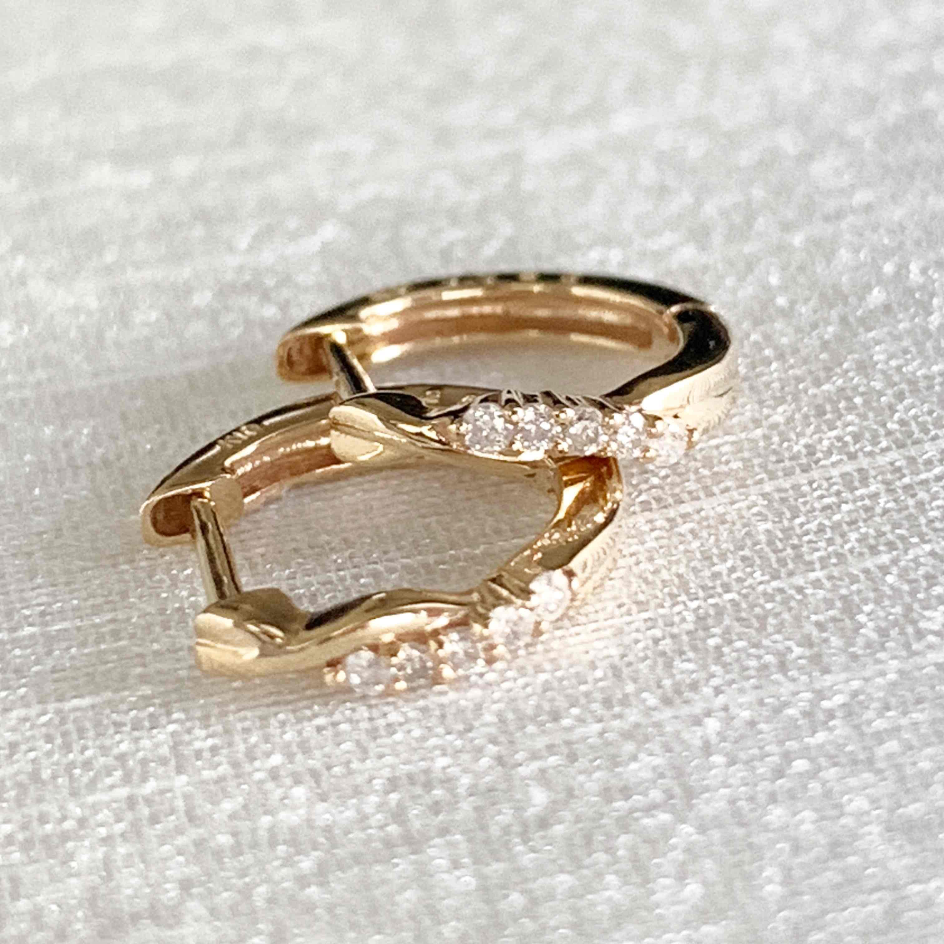 【天然ダイヤモンド 中折れねじりフープピアス】Yゴールド K10刻印入 新品！