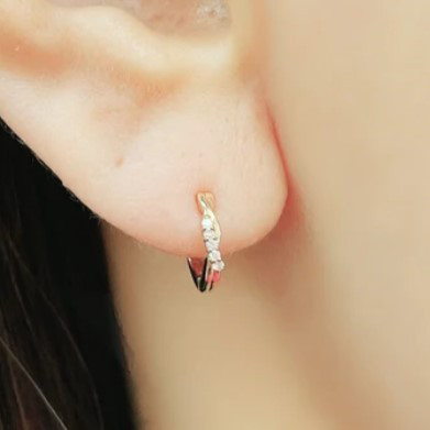 【天然ダイヤモンド 中折れねじりフープピアス】Yゴールド K10刻印入 新品！