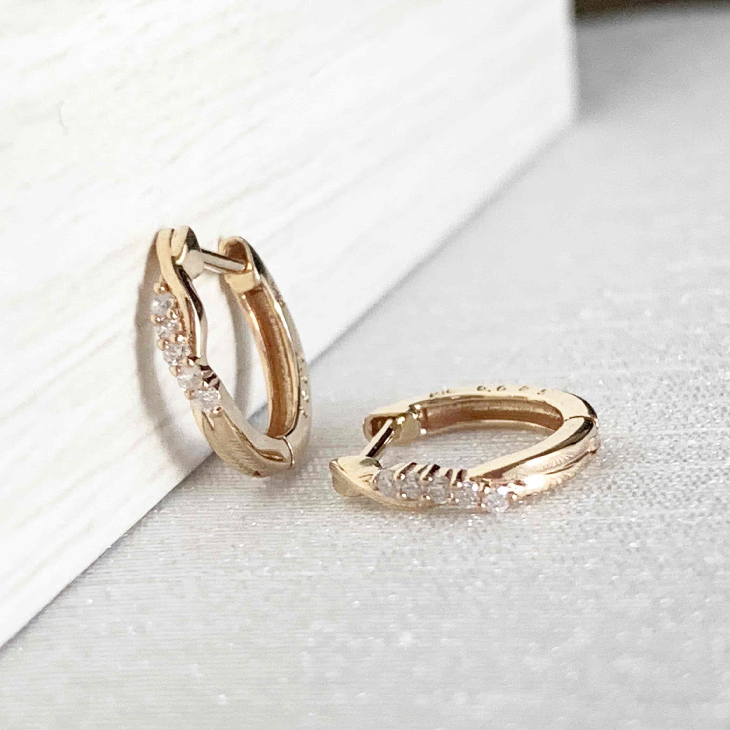 【天然ダイヤモンド 中折れねじりフープピアス】Yゴールド K10刻印入 新品！