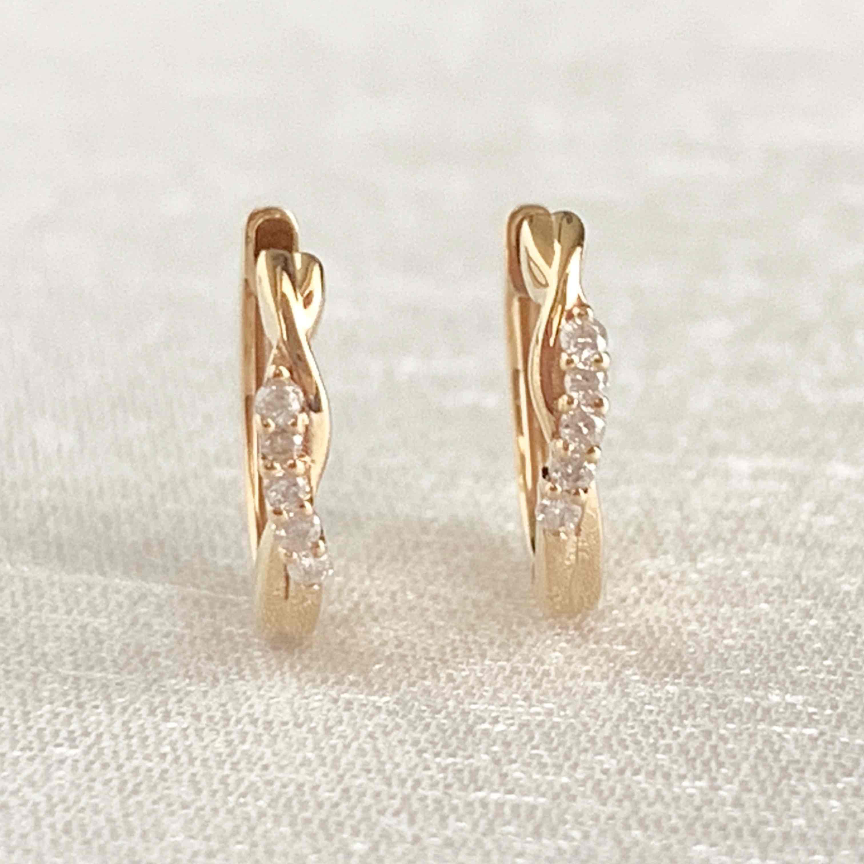 【天然ダイヤモンド 中折れねじりフープピアス】Yゴールド K10刻印入 新品！