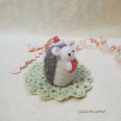 ホイップ帽子を被ったハリネズミさん 羊毛フェルト 羊毛フェルト