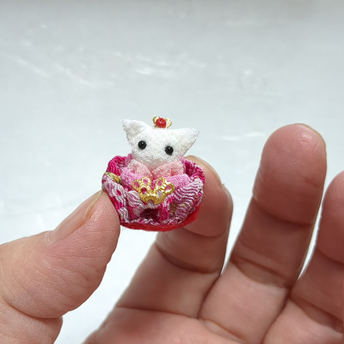 ちりめん細工歳時記「ひな祭り」 ✿コインサイズの小さな猫雛✿ 白ねこ
