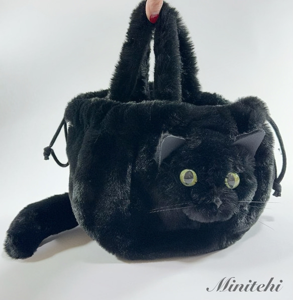 ぬいぐるみみたいな 香箱座りの黒猫さん巾着バッグ　トート　ミニショルダー　ポシェット　黒ねこ　猫雑貨　猫グッズ　リアル　 4枚目の画像